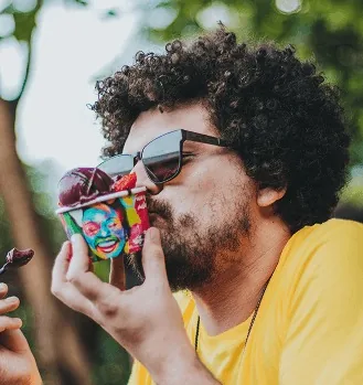 Cliente com copo The Best Açaí