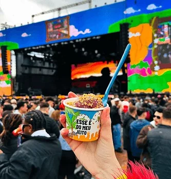 Copo The Best Açaí em um festival de música