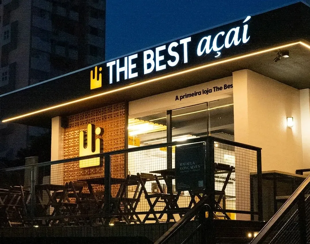 Primeira loja The Best Açaí, em Londrina, com fachada iluminada